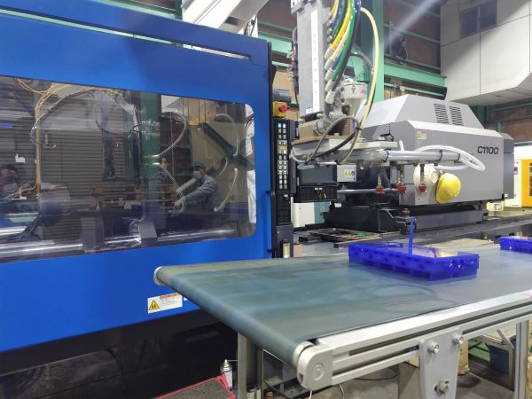 プラスチック成形の様子